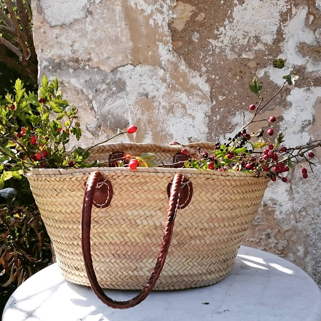 Panier en osier rempli de baies